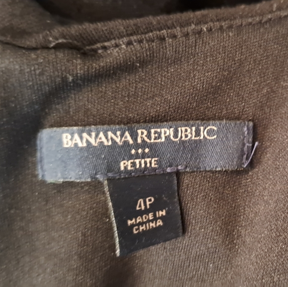 THAT little black dress that every woman needs in her closet! Banana Republic - Picture 4 of 5